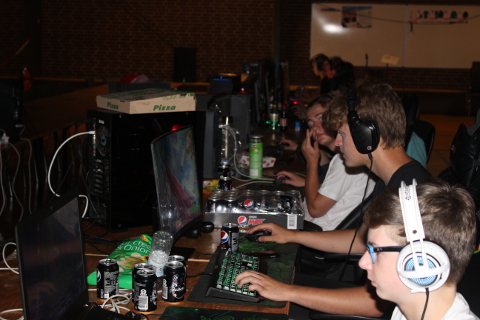 Koncentrationen lyser ud af de mange gamere, n�r de i den virtuelle verden fors�ger at n� s� langt som muligt. 